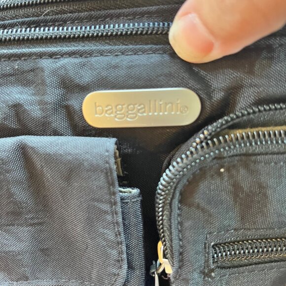 Baggallini Black Nylon‎ Crossbody Bag With Multiple Pockets & Adjustable Strap - Picture 2 of 7